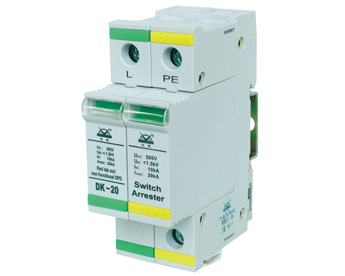 介紹: 本產(chǎn)品適用防雷區(qū)域：LPZO區(qū)與LPZ1區(qū)交界處（B級/Ⅳ類）電源線路的 雷電浪涌防護(hù)。 (1)適用于雷電防護(hù)等級為A級的電子信息系統(tǒng)電源第一級雷電浪涌防護(hù)； (2)模塊化設(shè)計，密封性好，安裝接線方便； (3)采用了“3+1”電路結(jié)構(gòu)，適用于TT系統(tǒng)； (4)采用溫控斷路技術(shù)，內(nèi)置過流保護(hù)電路，徹底避免火險； (5)具有工作指示、遙信接口及劣化告警指示功能，綠色（正常），紅色（失效）； (6)具有防塵、防腐、防爆、阻燃等功能； (7)高能量SPD、通流量大、漏流小，特別適用于惡劣的雷電環(huán)境。   產(chǎn)品的安裝與應(yīng)用：  （1）保護(hù)器應(yīng)用于主配電系統(tǒng)電源第一級雷電防護(hù)，并聯(lián)安裝在建筑物總配電柜或配電箱的電源進(jìn)線端，可采用凱文連接方式； （2）適用于3+1/1+1接線模式下配電箱及重要設(shè)備配電箱； （3）適用于交流配電設(shè)備的防雷保護(hù)，如：通信、電視廣播、計算機房、自動控制、機電設(shè)備及所有配電設(shè)備的雷電浪涌保護(hù)； （4）適于室內(nèi)運行，如安裝在室外時，必須加裝防水外殼； （5）所有接線必須牢固及可靠電氣聯(lián)接； （6）防雷接地應(yīng)符合防雷規(guī)范要求，接地線盡可能粗短且接地電阻應(yīng)小于10Ω。